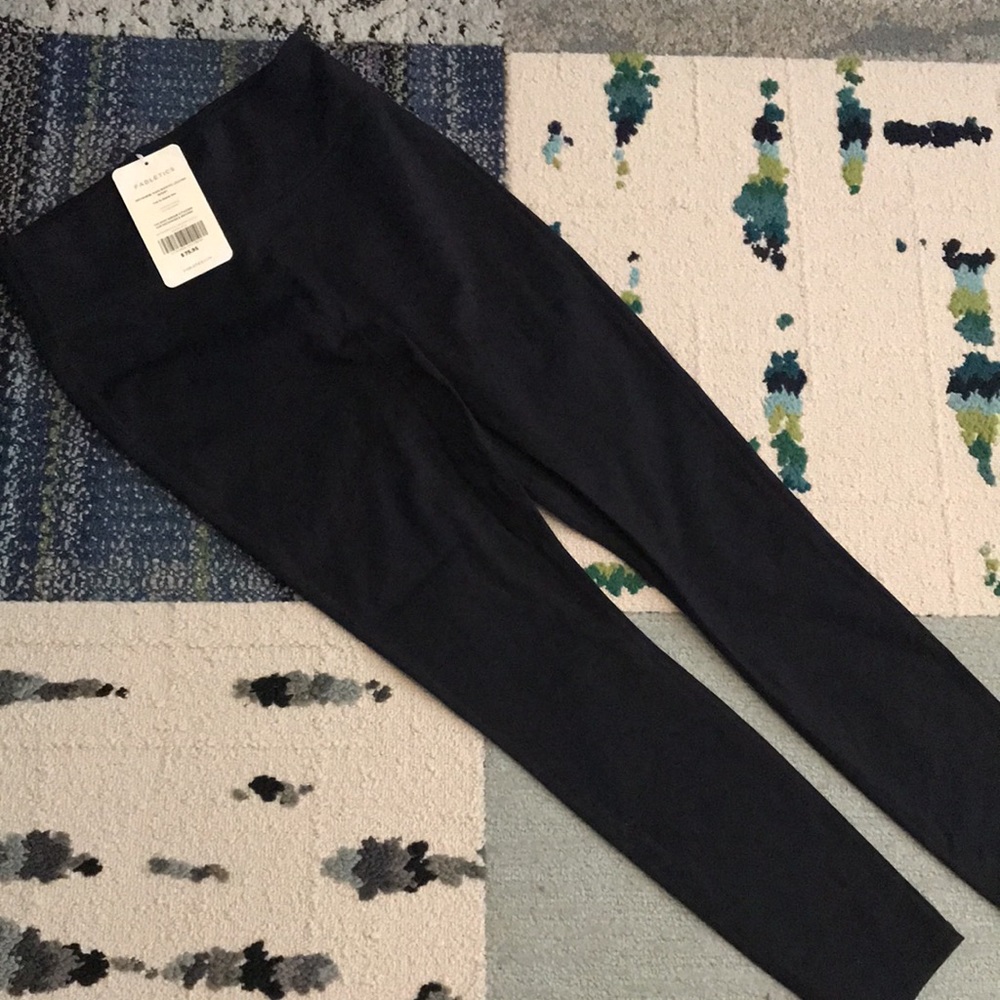 NWT Fabletics Anywhere High-Waisted Legging-Short - Picture 2 of 6